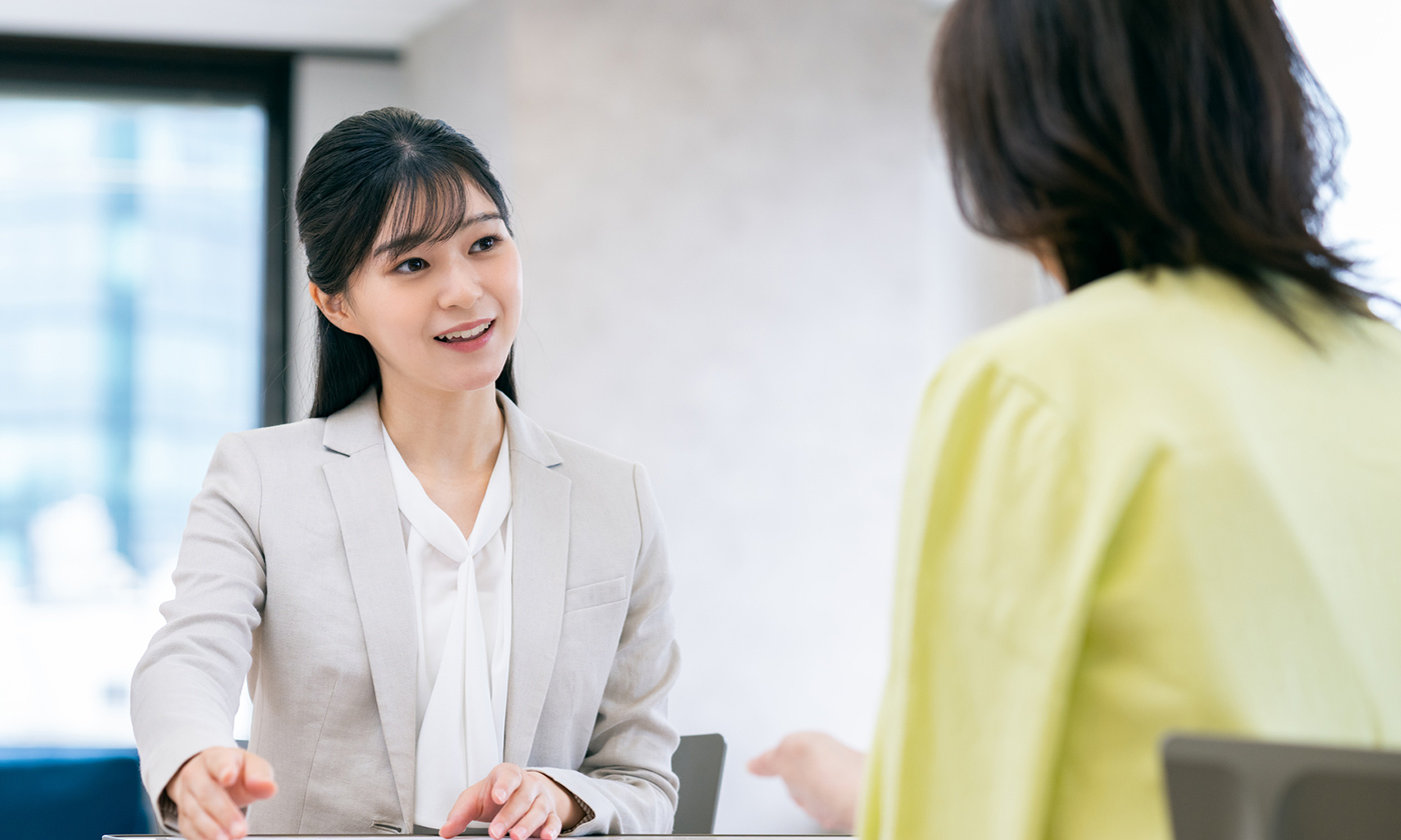 相談を受ける様子をイメージした写真