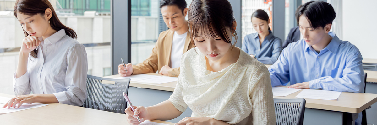 記述する女性のイメージ写真