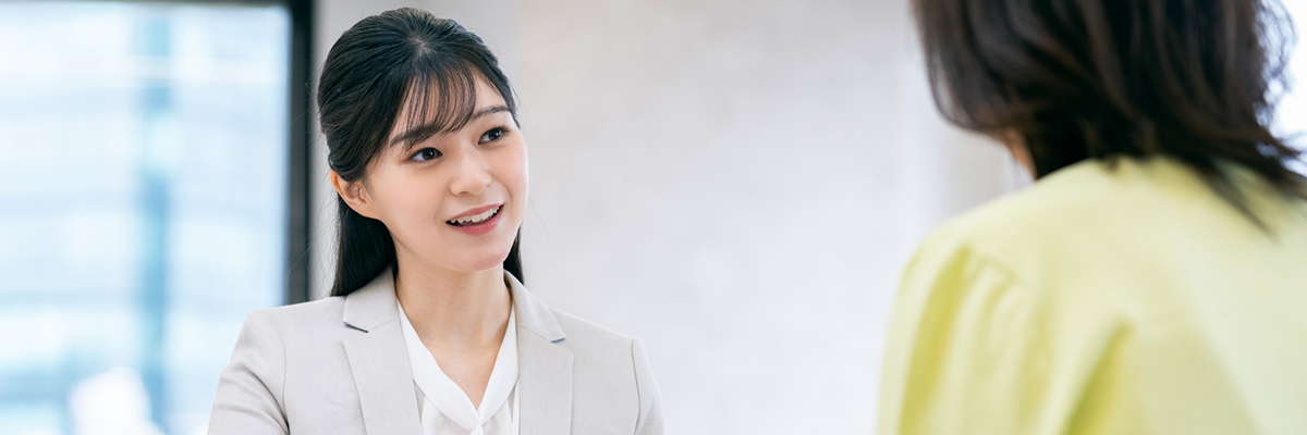 アドバイスする様子をイメージした写真