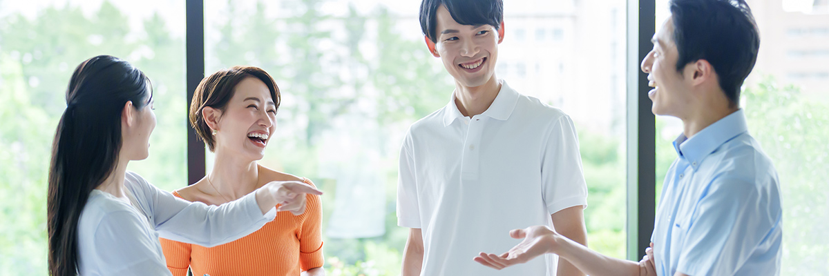 社員同士会話する様子をイメージした写真