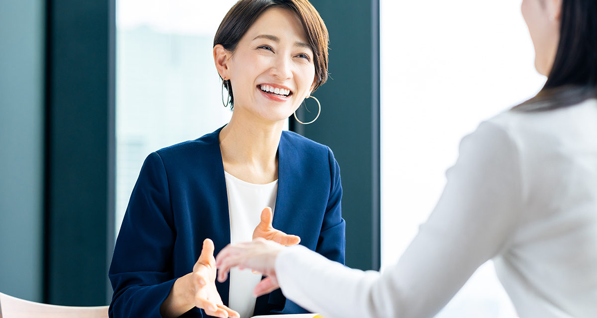 アドバイスしている様子をイメージした写真