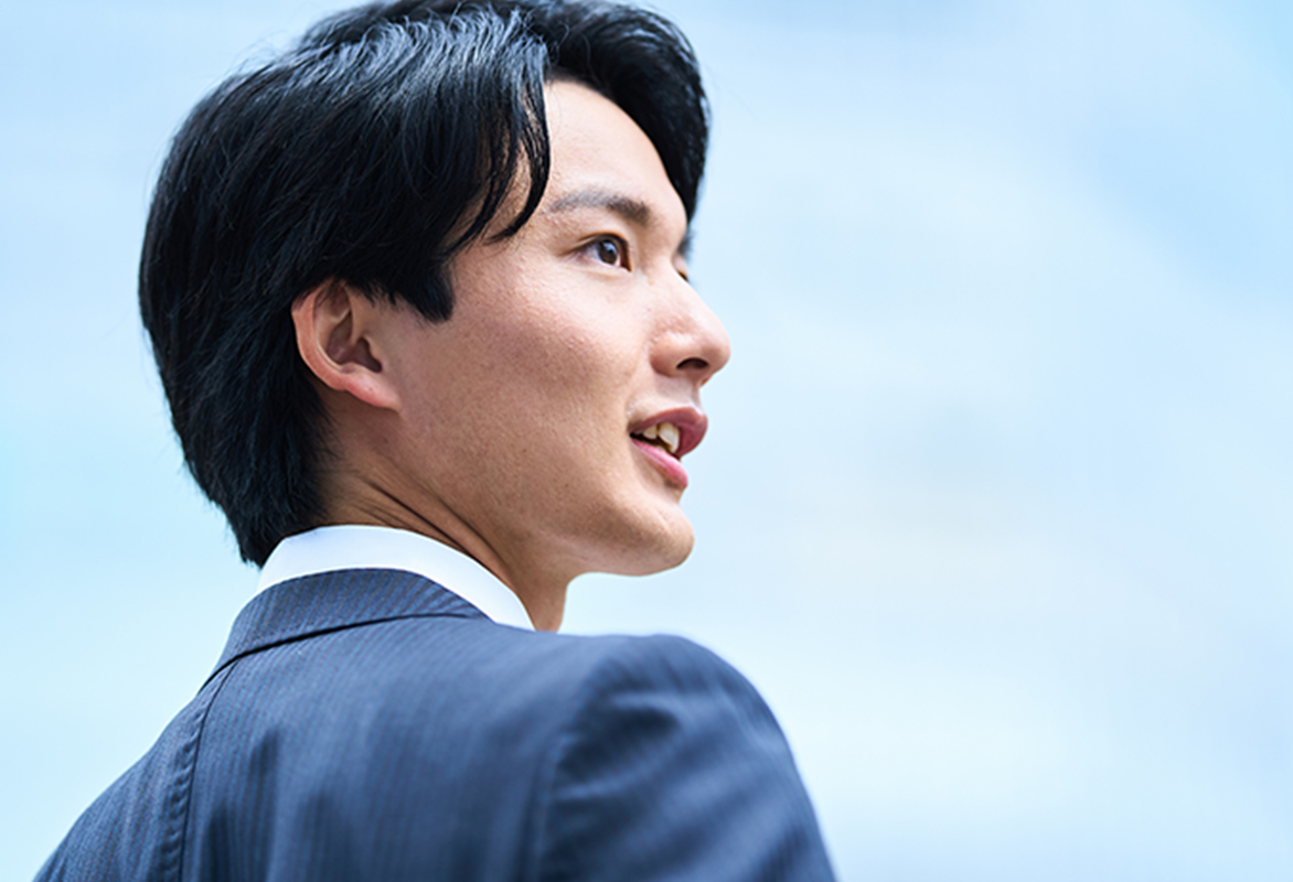 青空と男性の写真