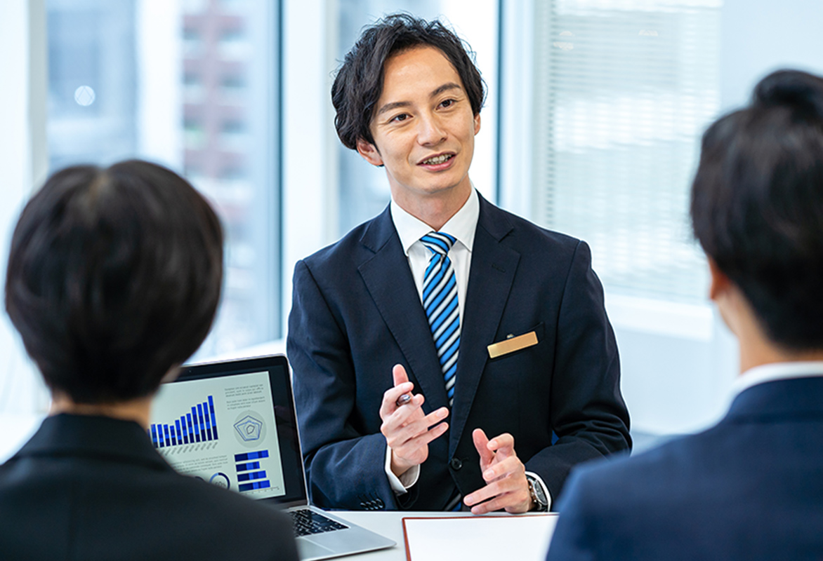 メンバーに話をしている男性の様子をイメージした写真